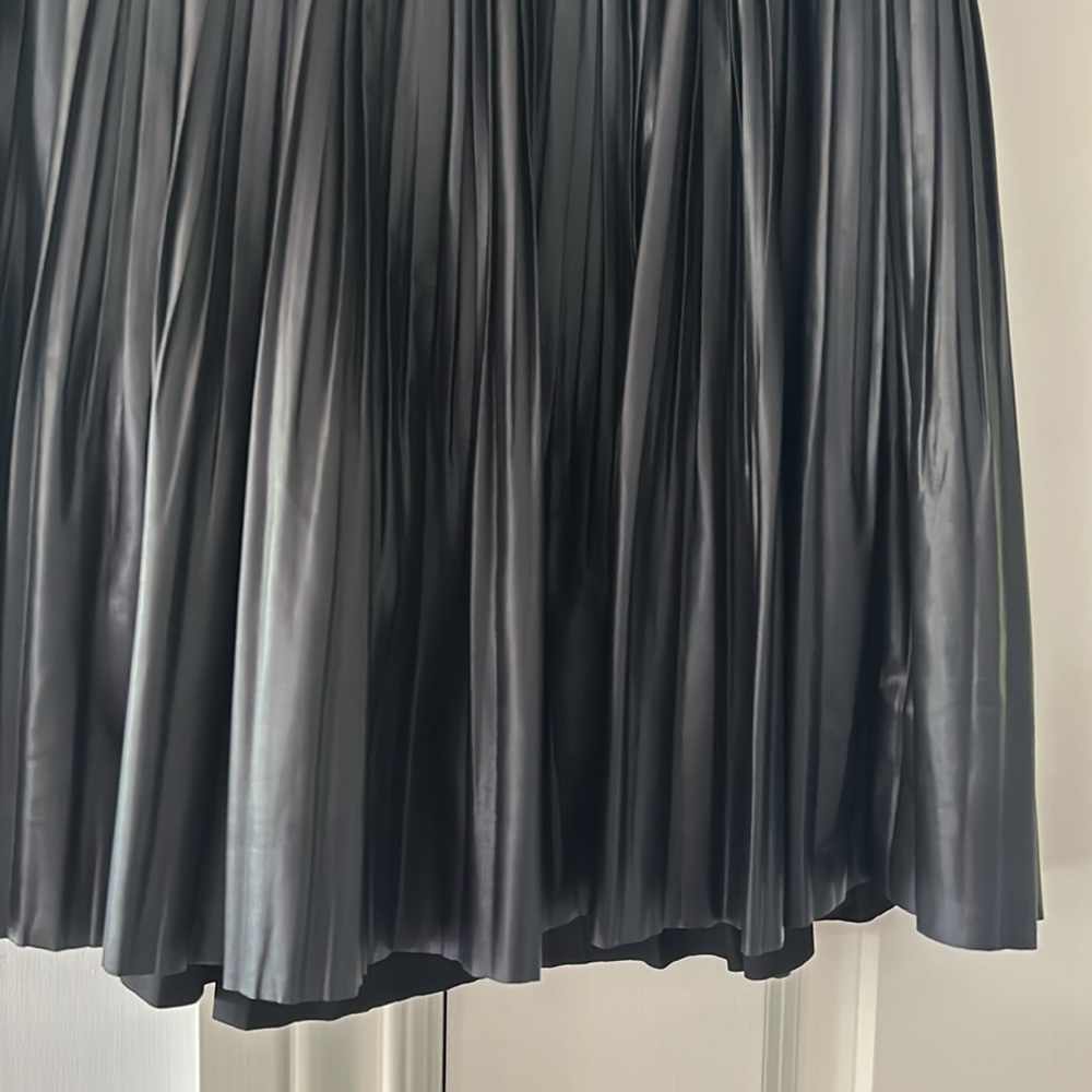 ZARA black pleated pull on skirt medium shorts underneath - Picture 8 of 9